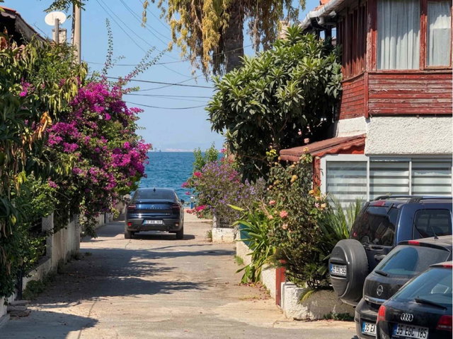 NARLIDERE ALTIEVLER’DE DENİZE 80M MESAFEDE 3+1 BAHÇE KATI SATILIK DAİRE