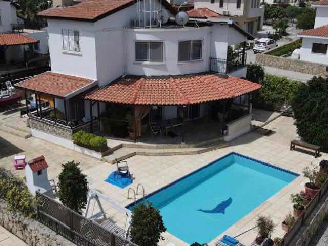 DENIZE YÜRÜME MESAFESINDE 4+1 VILLA