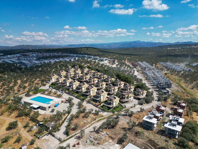 KEREMKÖY’DE 4+1 HAVUZLU SITEDE SATILIK VILLA