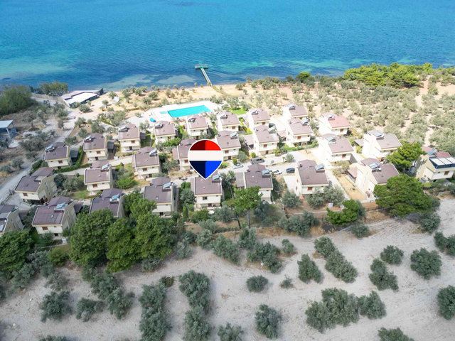 KEREMKÖY’DE 4+1 HAVUZLU SITEDE SATILIK VILLA