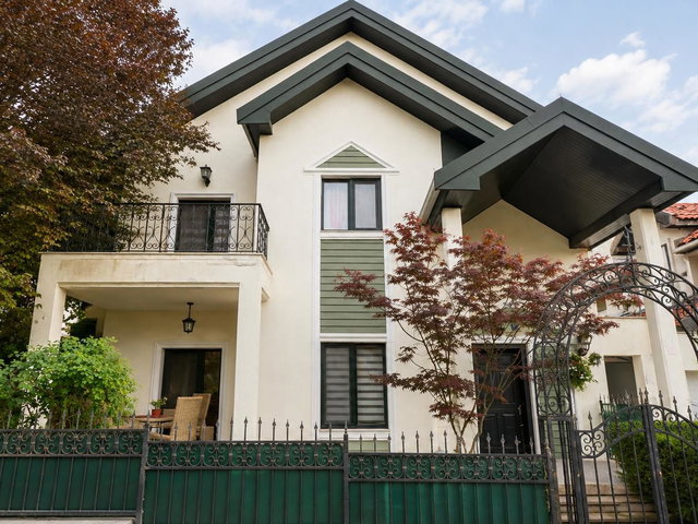ANGORA EVLERİ DENİZ SOKAKTA 672 M² ARSA İÇERİSİNDE SATILIK VİLLA