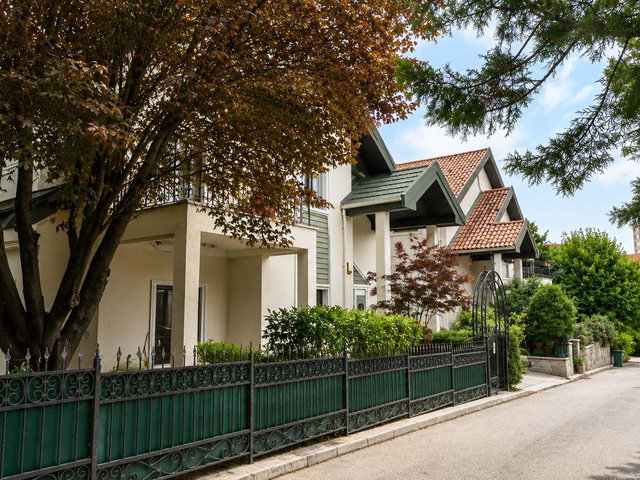 ANGORA EVLERİ DENİZ SOKAKTA 672 M² ARSA İÇERİSİNDE SATILIK VİLLA