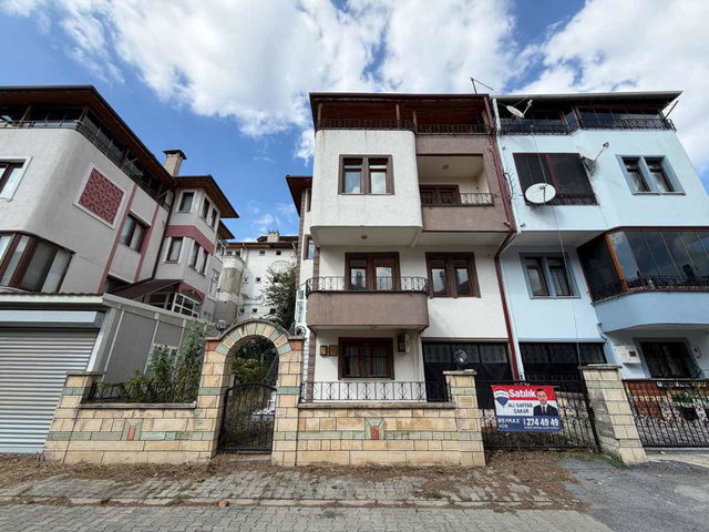 RE/MAX HÜR'DEN BEŞKÖPRÜ'DE GÖL MANZARALI TRİPLEX MÜSTAİL BİNA