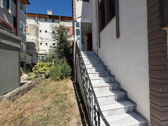 RE/MAX HÜR'DEN BEŞKÖPRÜ'DE GÖL MANZARALI TRİPLEX MÜSTAİL BİNA