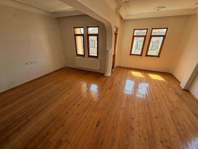 RE/MAX HÜR'DEN BEŞKÖPRÜ'DE GÖL MANZARALI TRİPLEX MÜSTAİL BİNA
