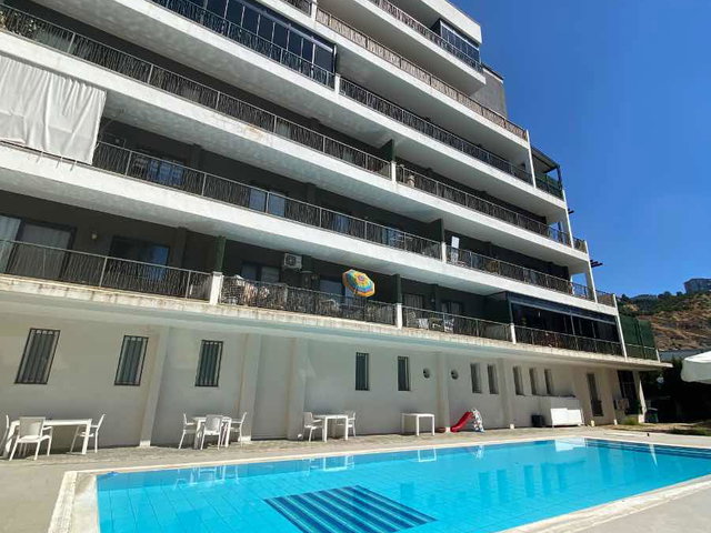 ÇİĞLİ UĞUR MUMCU’DA HAVUZ CEPHE GENİŞ KİRALIK 1+1 DAİRE