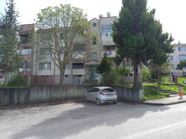 REMAX MAVI-CAMILI1 DE 1571ADA YOL CEPHE ARAKAT KÖŞE CAM BALKONLU