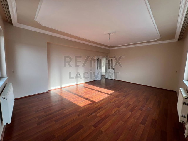 RE/MAX LACİVERT'TEN YILDIZKENT'TE KİRALIK 3+1 DAİRE