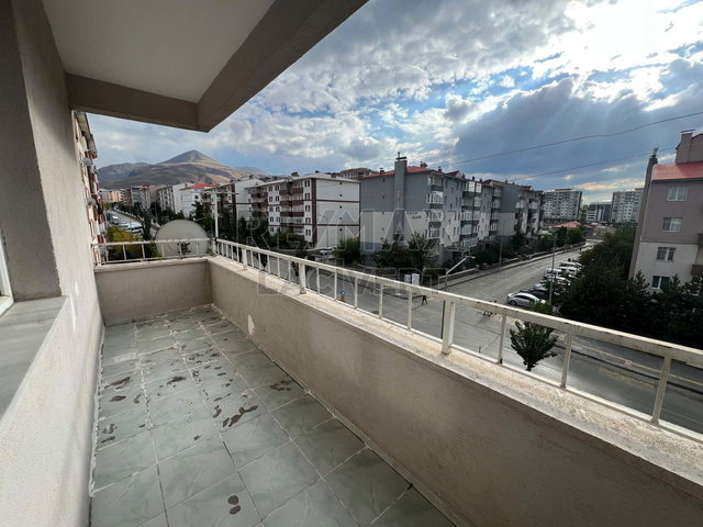 RE/MAX LACİVERT'TEN YILDIZKENT'TE KİRALIK 3+1 DAİRE