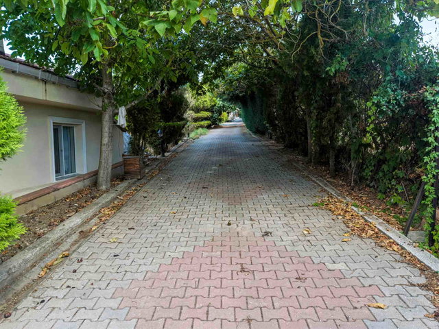 ÇATALCA ÇAKILKÖY DE 4 DÖNÜM ARAZİ İÇİNDE MUSTAKİL 9+1 SATILIK VİLLA