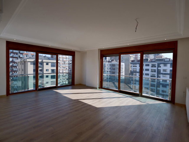 ÖMERPAŞA SOKAK'TA FERAH VE AYDINLIK SATILIK 3+1 DAIRE 128 M2