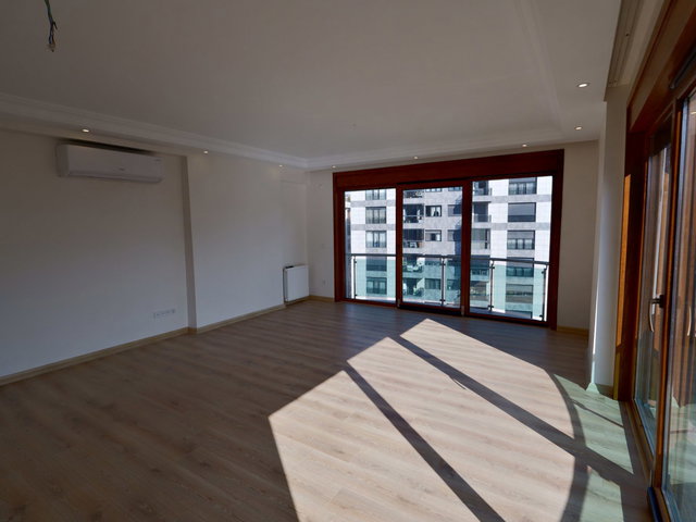 ÖMERPAŞA SOKAK'TA FERAH VE AYDINLIK SATILIK 3+1 DAIRE 128 M2