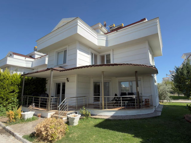 REMAX WE OFİSİNDEN DİKİLİ PALMİYE SİTESİ SATILIK EŞYALI VİLLA