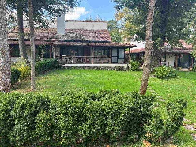 SAPANCA KIRKPINAR’DA KAROBA SİTESİNDE GENİŞ BAHÇELİ SATILIK VİLLA..