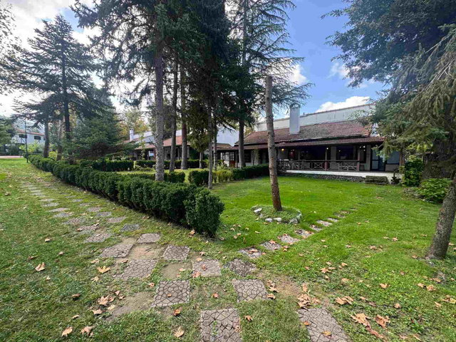 SAPANCA KIRKPINAR’DA KAROBA SİTESİNDE GENİŞ BAHÇELİ SATILIK VİLLA..