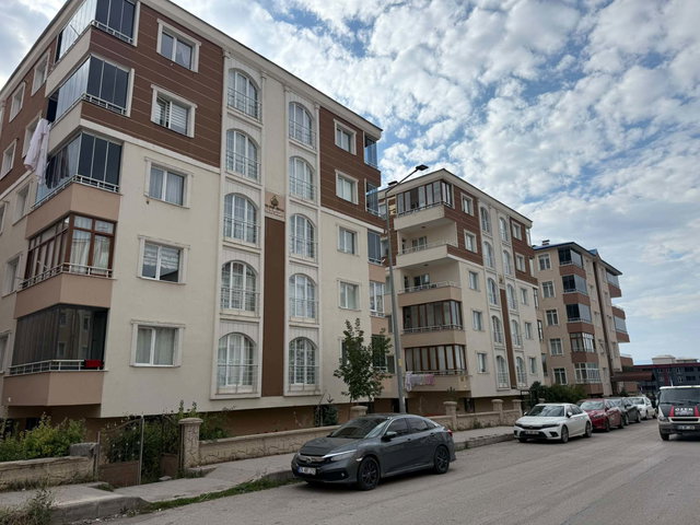 REMAX İLKE'DEN DADAŞKENT'TE 3+1 ANA YOLA CEPHELİ SATILIK DAİRE