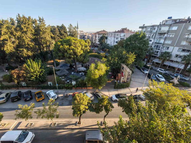 DENİZE YAKIN ZÜBEYDE HANIM PARKI CADDESİ ÜSTÜNDE GENİŞ DAİRE