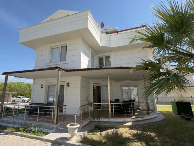 REMAX WE - DİKİLİ GÜLKENT PALMİYE SİTESİ SATILIK EŞYALI VİLLA