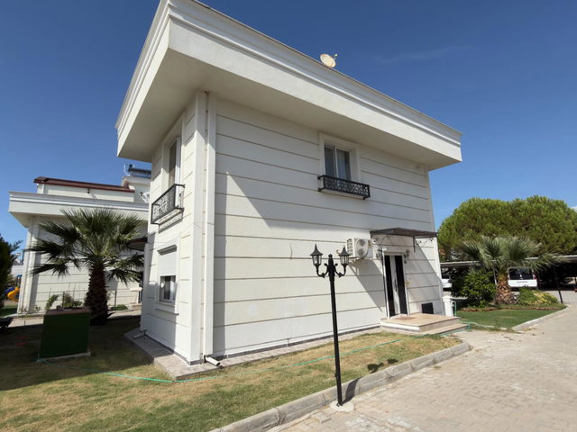 REMAX WE - DİKİLİ GÜLKENT PALMİYE SİTESİ SATILIK EŞYALI VİLLA