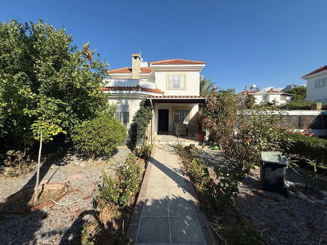GIRNE EDREMIT'TE SATILIK MÜSTAKIL 3+1 VILLA, GENIŞ ARSALI, ÖZEL HAVUZLU
