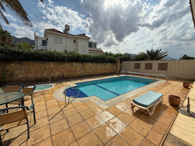GIRNE EDREMIT'TE SATILIK MÜSTAKIL 3+1 VILLA, GENIŞ ARSALI, ÖZEL HAVUZLU