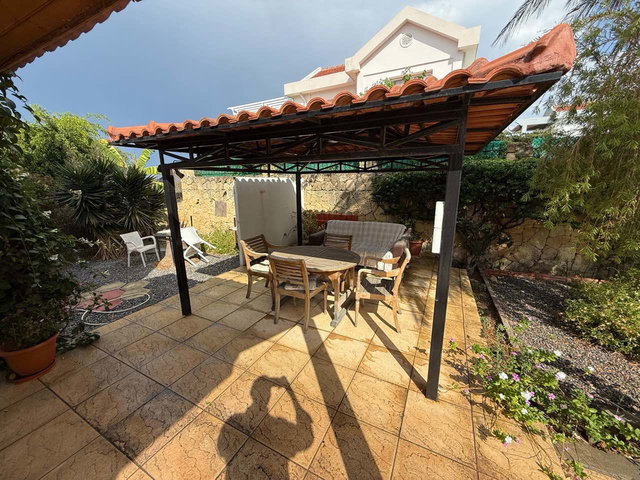 GIRNE EDREMIT'TE SATILIK MÜSTAKIL 3+1 VILLA, GENIŞ ARSALI, ÖZEL HAVUZLU