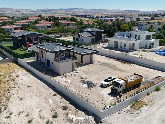 GÖLBAŞI BALLIKPINARDA 1500 M2 ARSA HAVUZLU TAM MÜSTAKİL 6+2 VİLLA