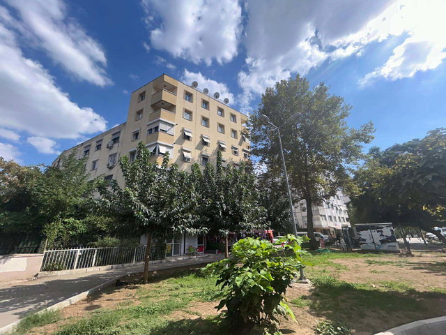 KARŞIYAKA' DA BULVAR ÜZERINDE SATILIK 3+1 BAKIMLI BOŞ DAIRE