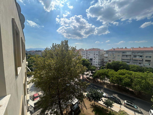 KARŞIYAKA' DA BULVAR ÜZERINDE SATILIK 3+1 BAKIMLI BOŞ DAIRE