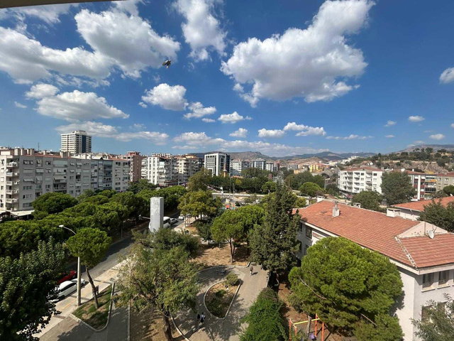 KARŞIYAKA' DA BULVAR ÜZERINDE SATILIK 3+1 BAKIMLI BOŞ DAIRE