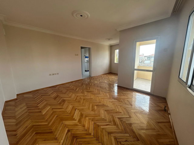 KARŞIYAKA' DA BULVAR ÜZERINDE SATILIK 3+1 BAKIMLI BOŞ DAIRE