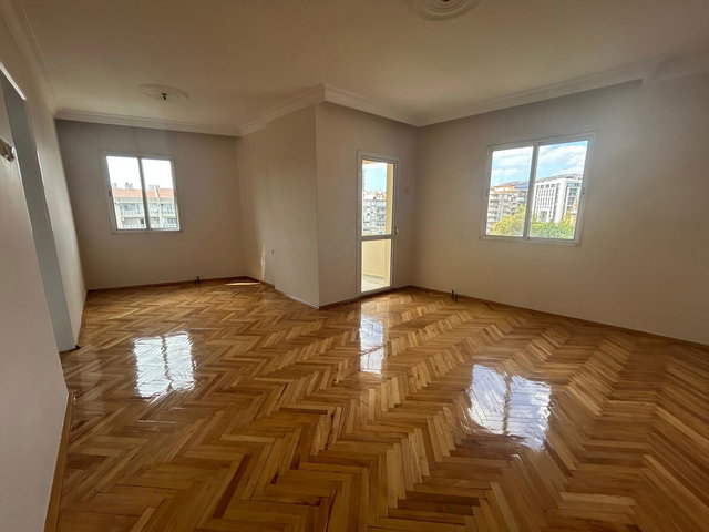 KARŞIYAKA' DA BULVAR ÜZERINDE SATILIK 3+1 BAKIMLI BOŞ DAIRE