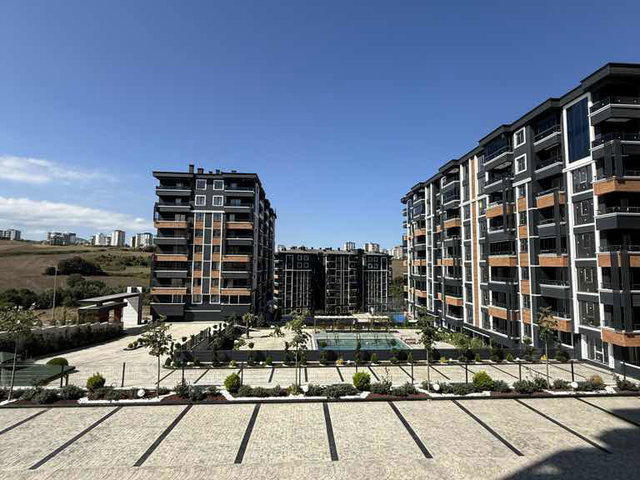 REMAX MURAT ÇIRAK HAVUZLU SİTE SATILIK 1+1 DAİRE