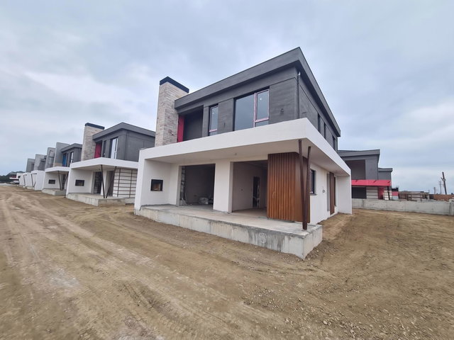 REMAX DIADAN DÜZCE AKINLAR ZÜMRÜT KONAKLARI SATILIK LÜKS VİLLA