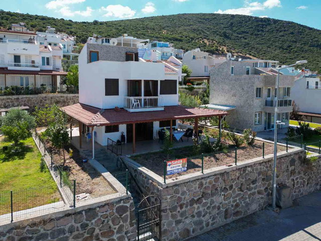 DIKILI YENIŞEHIRLILER SITESINDE 3+1 VILLA