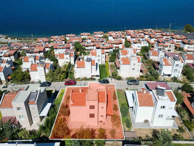 DIKILI YENIŞEHIRLILER SITESINDE 3+1 VILLA