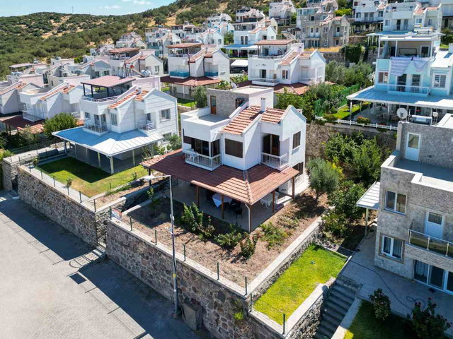 DIKILI YENIŞEHIRLILER SITESINDE 3+1 VILLA