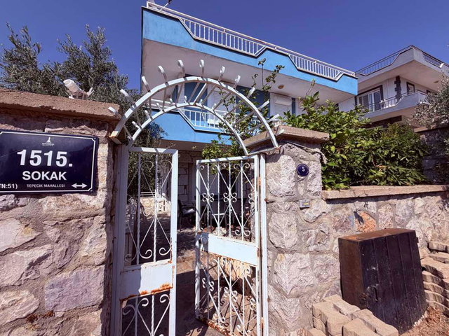 SEFERIHISAR TEPECIKTE TAM MÜSTAKIL, TAŞ KAPLAMA 3+1 VILLA