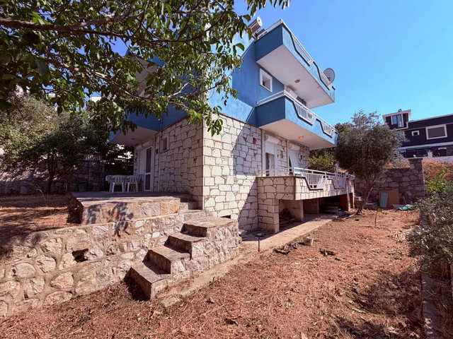 SEFERIHISAR TEPECIKTE TAM MÜSTAKIL, TAŞ KAPLAMA 3+1 VILLA