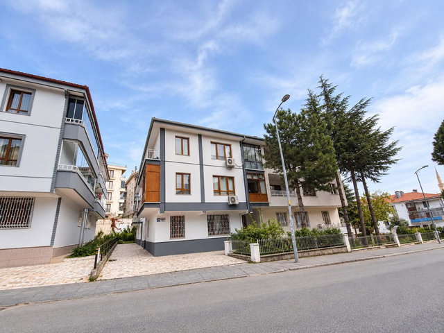 SUBAYEVLERİNDE GENİŞ BAHÇELİ SATILIK 2+1 DAİRE
