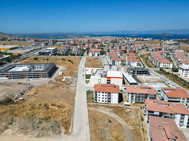 AYVALIK 150 EVLER'DE DOĞALGAZ KOMBILI VE EBEVEYN BANYOLU  3+1 SATILIK DAİRE