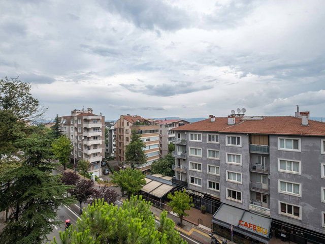 REMAX AREA DAN KÜKÜRTLÜ CADDE ÜZERI KIRALIK ARA KAT 3+1 DAIRE