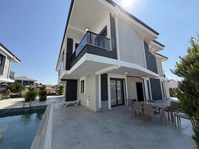 DİDİM LİMAN YOLUNA 250 METRE 3+1 AYRI MUTFAKLI FULL EŞYALI HAVUZLU ÖN CEPHE VİLLA