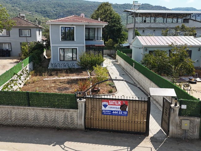 REMAX ADVANTAGE FADILLI'DA GÖL MANZARALI MÜSTAKİL BAHÇELİ 5+1 VİLLA