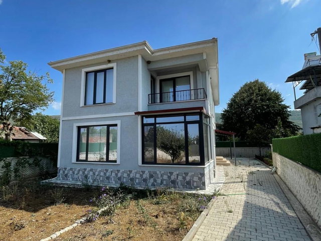 REMAX ADVANTAGE FADILLI'DA GÖL MANZARALI MÜSTAKİL BAHÇELİ 5+1 VİLLA