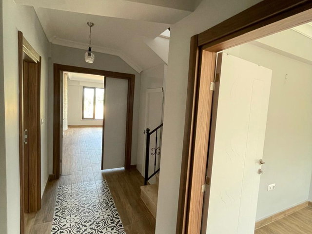 REMAX ADVANTAGE FADILLI'DA GÖL MANZARALI MÜSTAKİL BAHÇELİ 5+1 VİLLA
