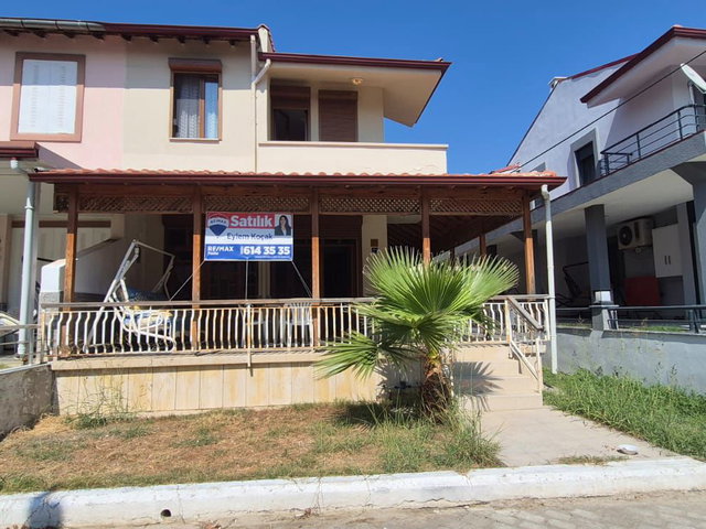 KUŞADASI SOĞUCAK’TA  DENIZE 200 METRE SEDİR SİTESİ’NDE 3+1  SATILIK VİLLA