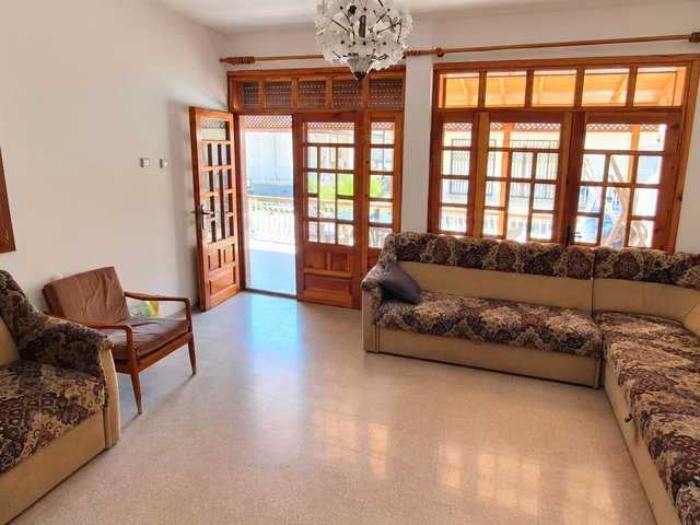KUŞADASI SOĞUCAK’TA  DENIZE 200 METRE SEDİR SİTESİ’NDE 3+1  SATILIK VİLLA