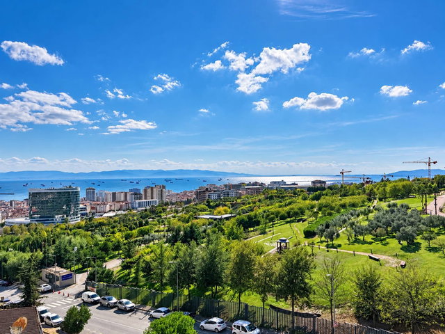 DENİZ VE MİLLET BAHÇESİ MANZARALI METROYA YAKIN 2+1 DAİRE