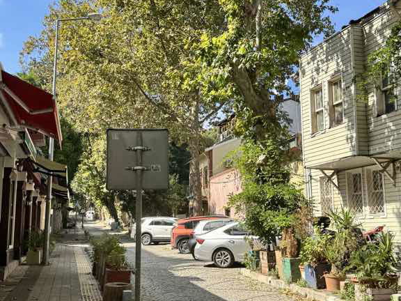 EMİRGAN BOĞAZ MANZARALI KATTA TEK 3+1 SATILIK DAİRE